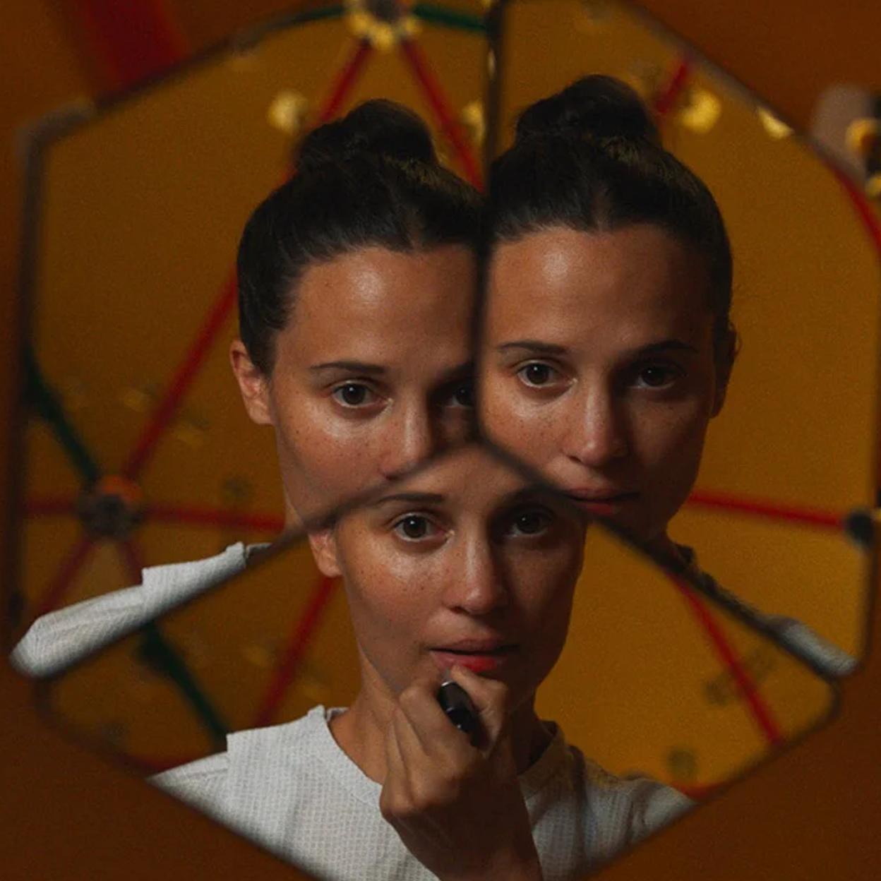 Alicia Vikander es la inquietante protagonista de La evaluación.