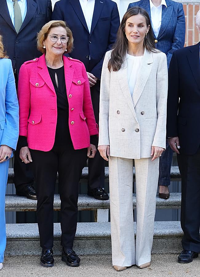 Imagen - La reina Letizia con un traje de lino de chaqueta y pantalon. Foto: Limited Pictures.