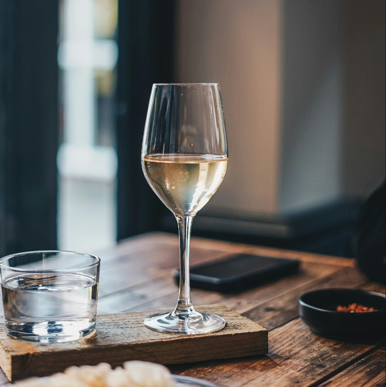 El vino blanco es perfecto, en esta época del año, para acompañar muchos platos, pero también para disfrutar en el aperitivo o en un encuentro con amigos.