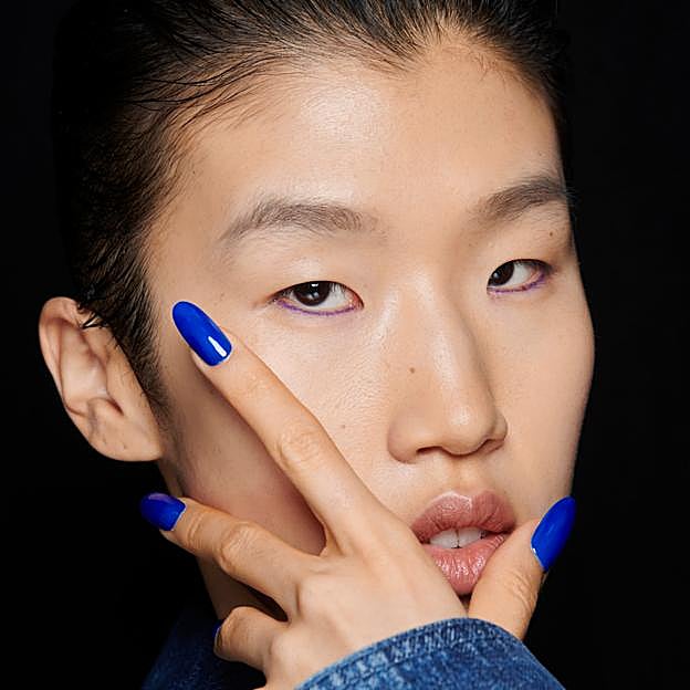 Uñas azul eléctrico: la manicura que iluminará tus manos este verano