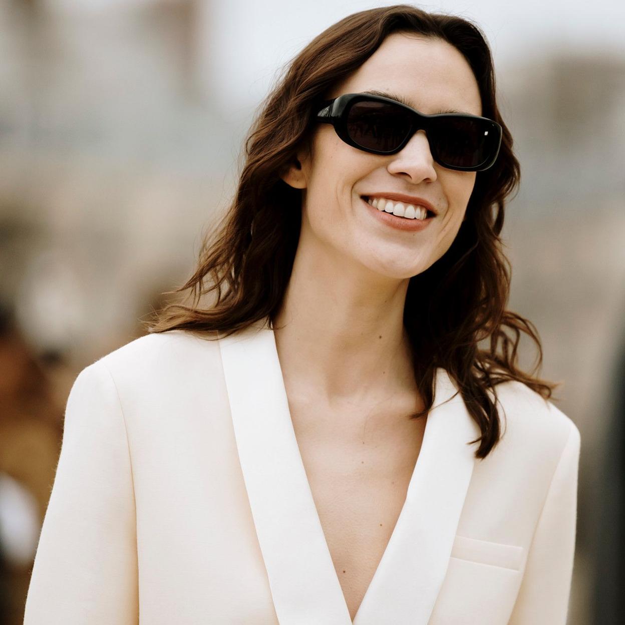 Influencer con gafas de sol