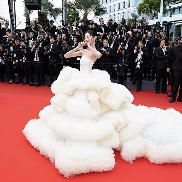 La actriz china Qianhui Wan, con su enorme vestido de alfombra roja. 