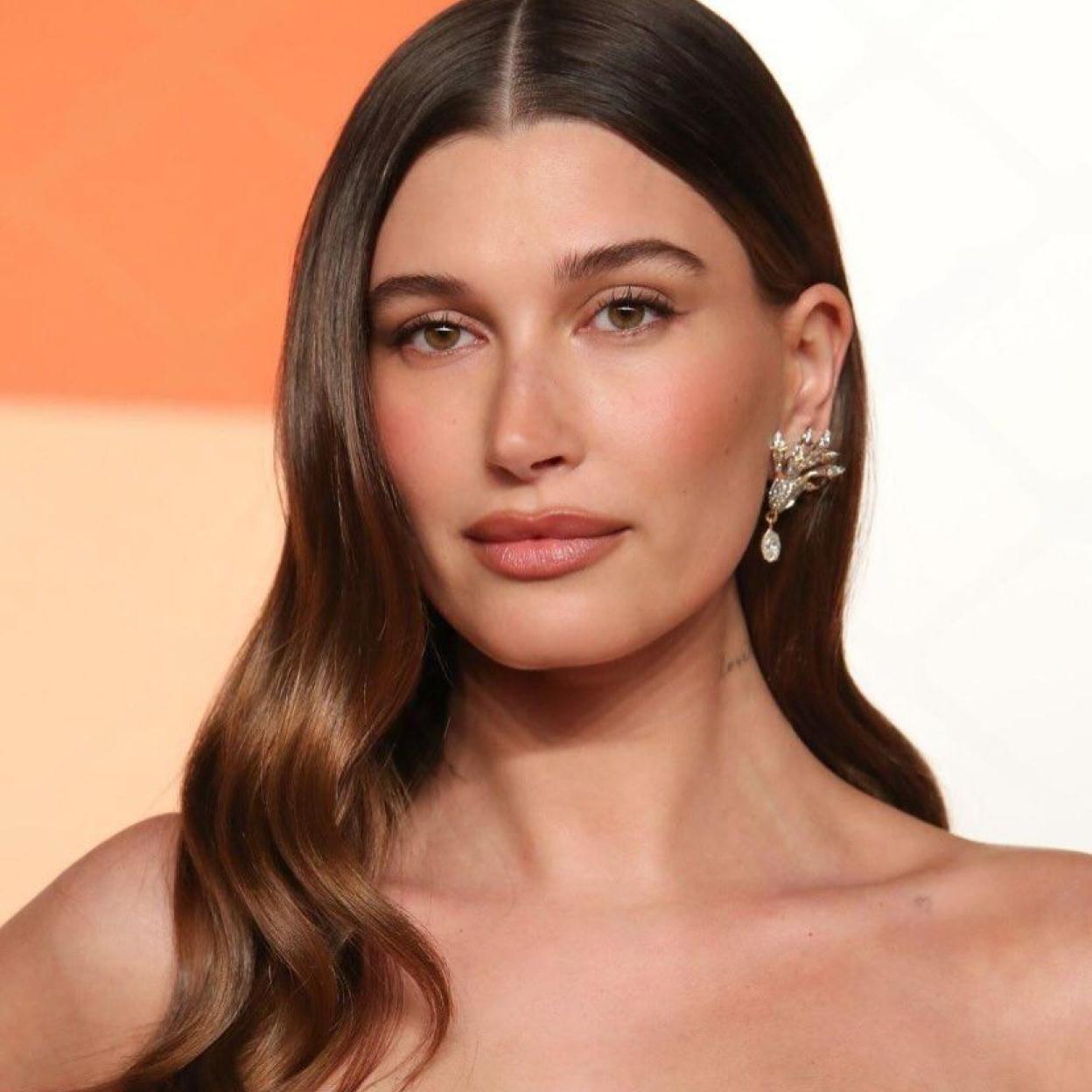 HAiley Bieber con mirada descansada