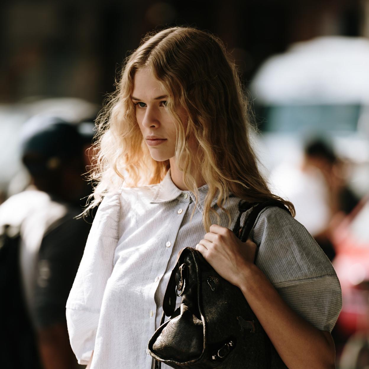 Mujer con los labios pintados.