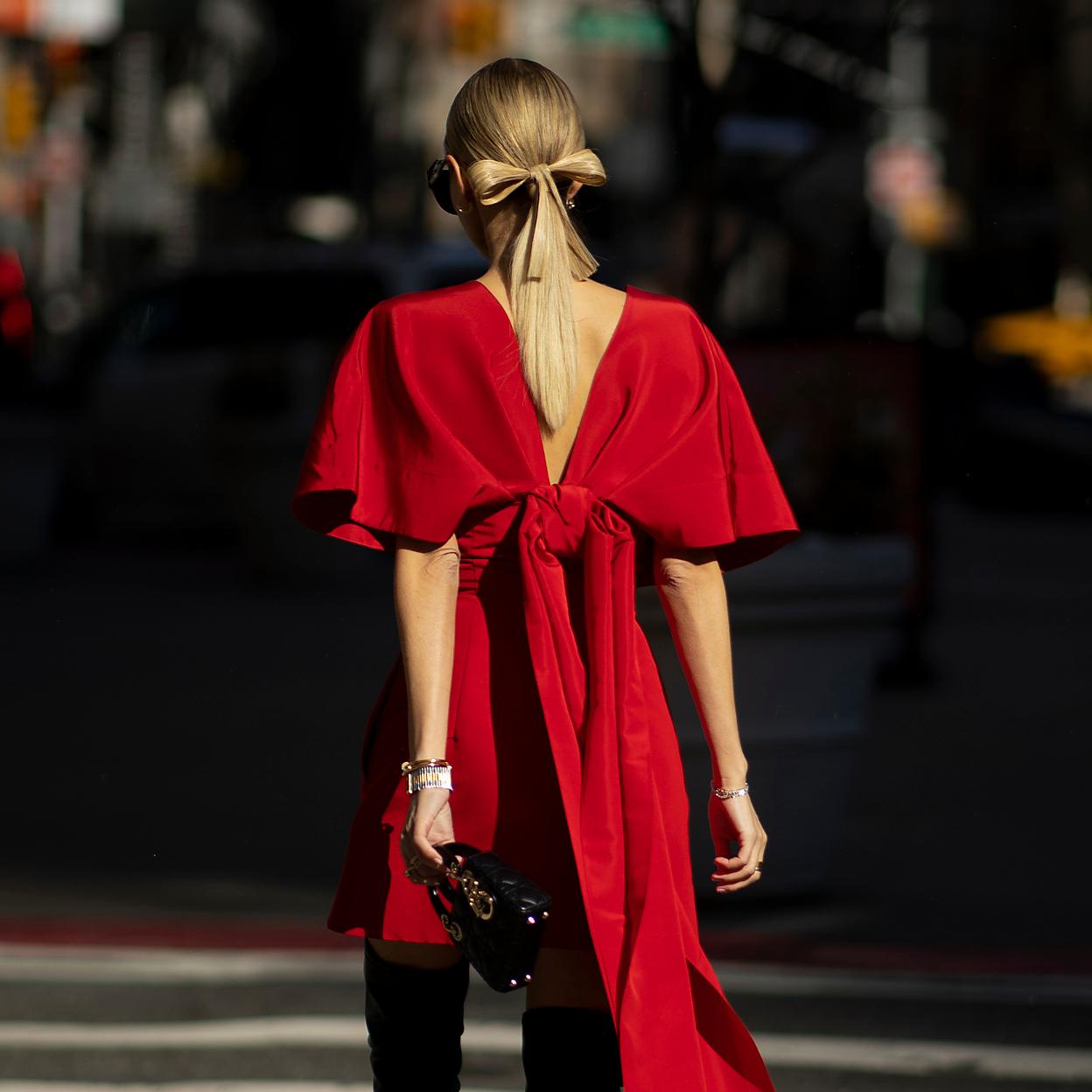 Mujer con vestido rojo de primavera