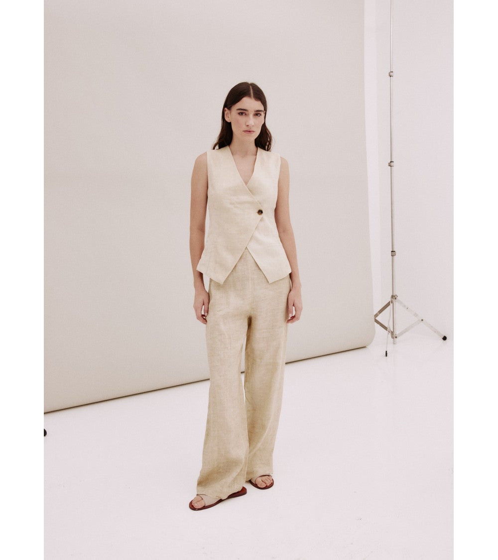 Imagen - Chaleco cruzado conjunto (68,90€) y Pantalón recto conjunto (78,90€), de Amée