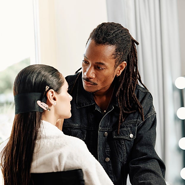 Harold James maquillando a Renata Notni en Cannes.