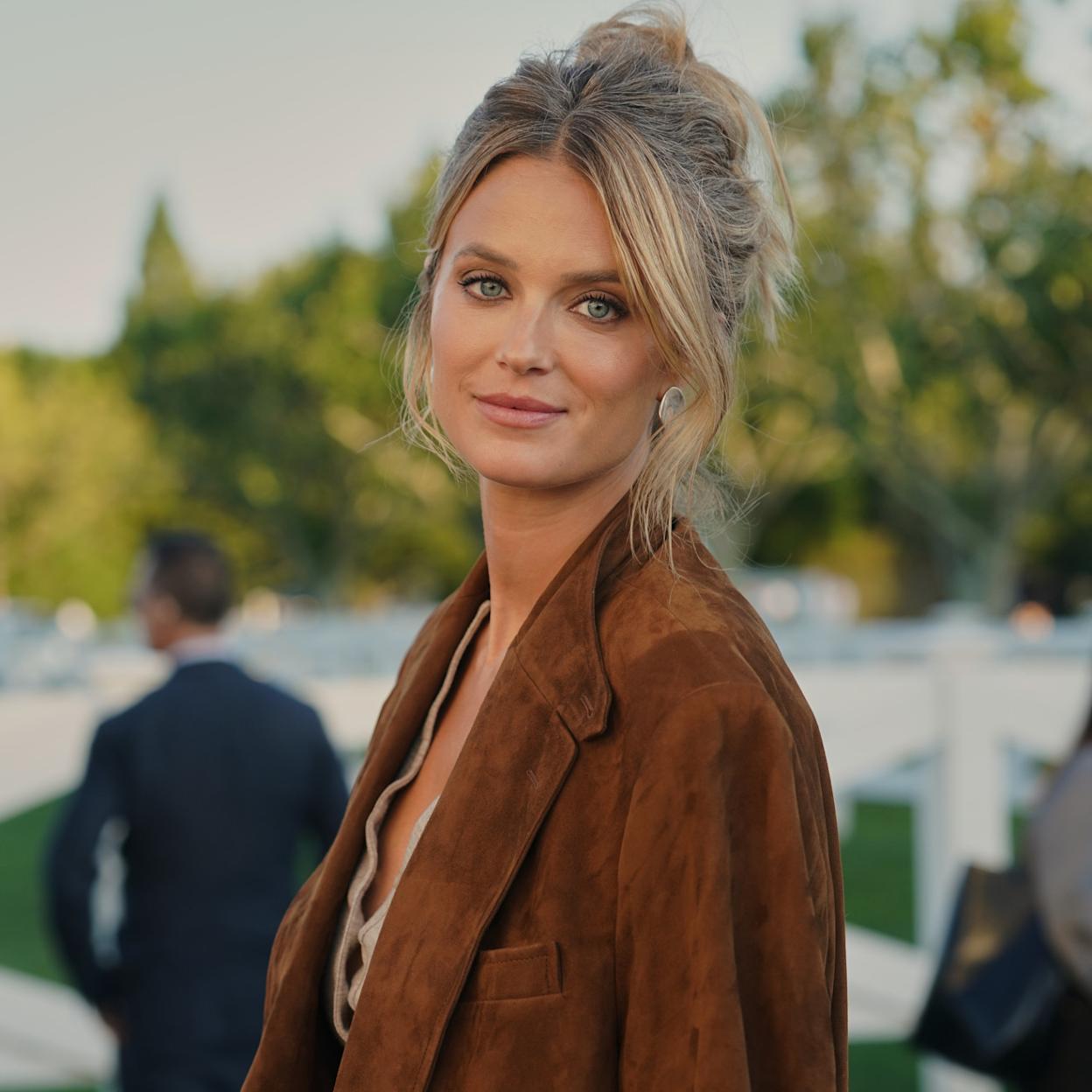 Mujer con máscara de pestañas. 