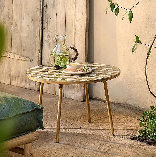 La mesa auxiliar cuesta 139 euros y cada una de las sillas bistró a juego, 109 euros.