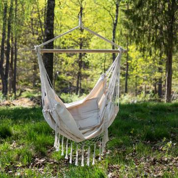 Imagen secundaria 1 - Arriba, cama de sol de ratán, 799 euros. Abajo, sillón colgante, 69.99 euros y hamaca, 139 euros.