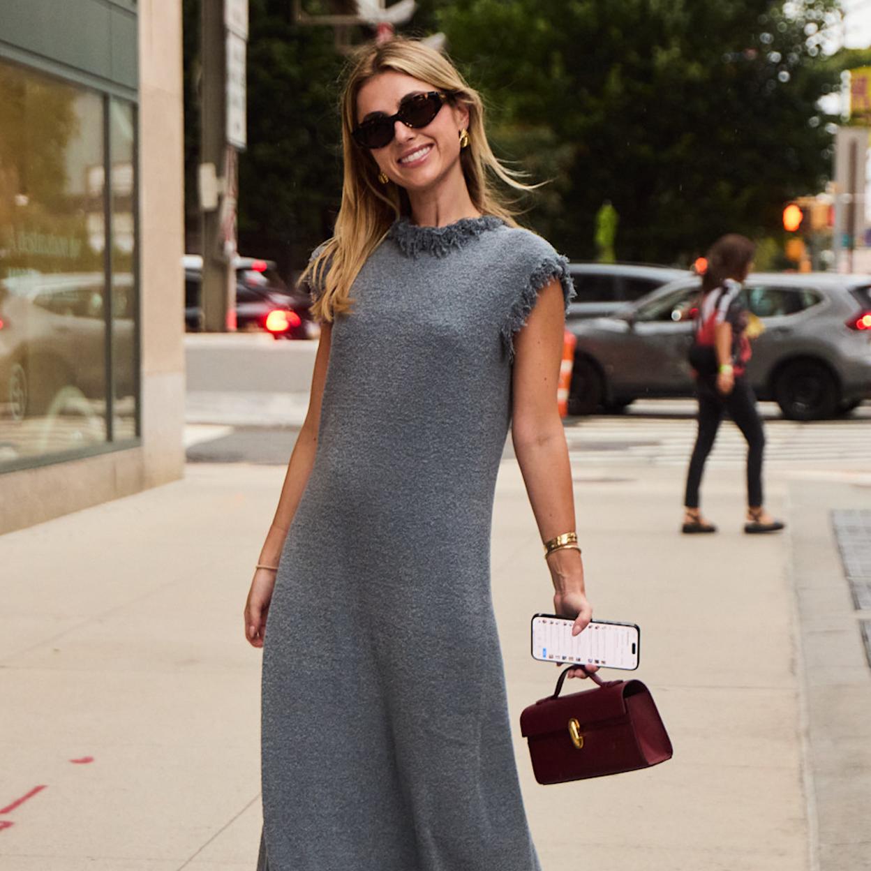 Mujer con look casual de verano