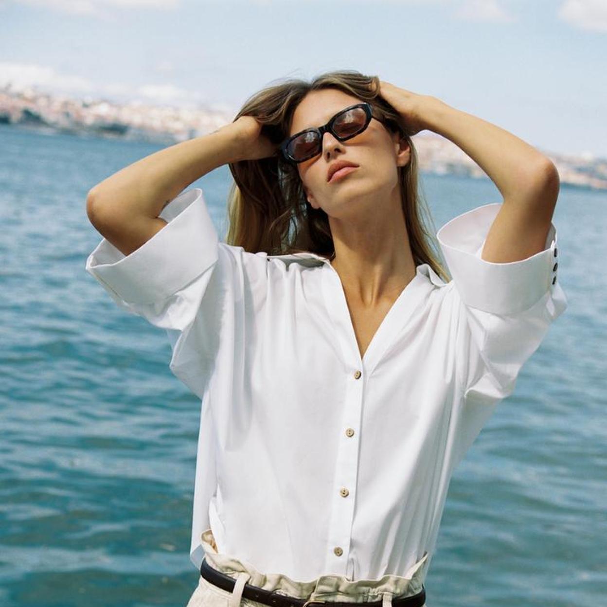 Nunca se tienen suficientes camisas blancas. Apuesta por este básico imbatible para renovar tu look de primavera.