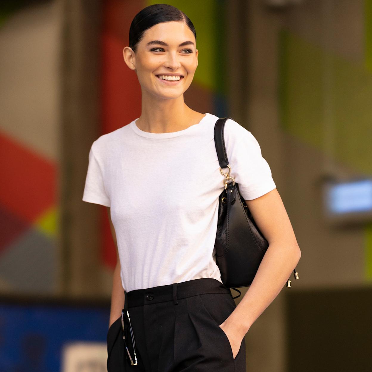 Dónde encontrar la camiseta blanca básica perfecta para tu fondo de armario