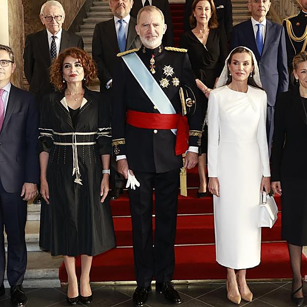 María Jesús Montero con los reyes Felipe VI y Letizia antes de la misa de incio del pontificado de León XIV