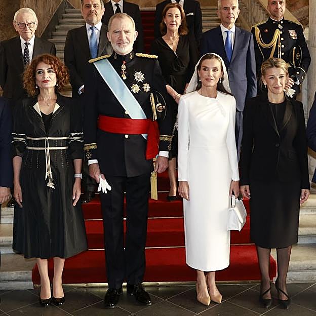 María Jesús Montero, el rey Felipe VI, la reina Letizia y Yolanda Díaz en la embajada de España, antes de acudir a la misa.