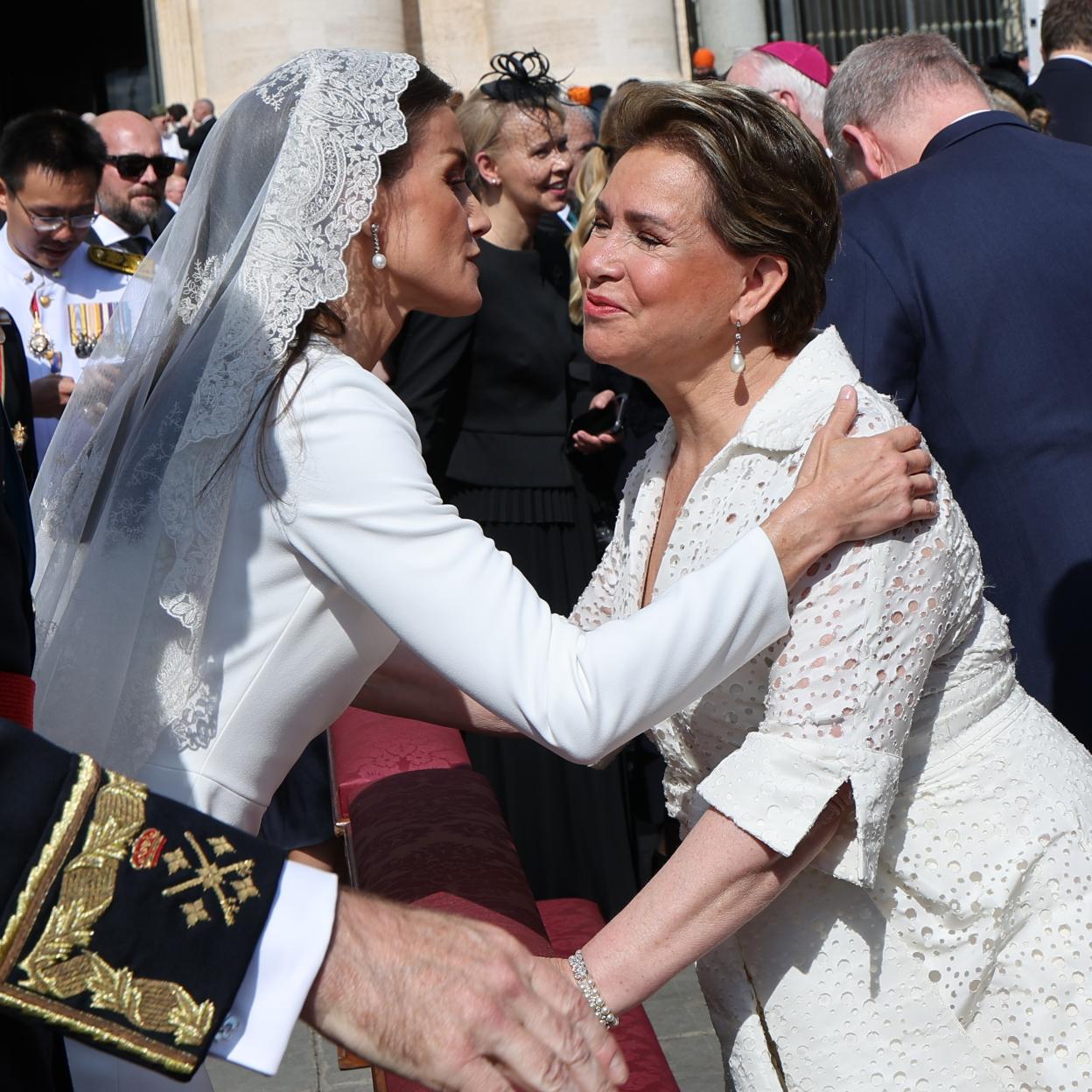 Gran Duquesa María Teresa de Luxemburgo con la reina Letizia en la misa de inicio del pontificado de León XIV