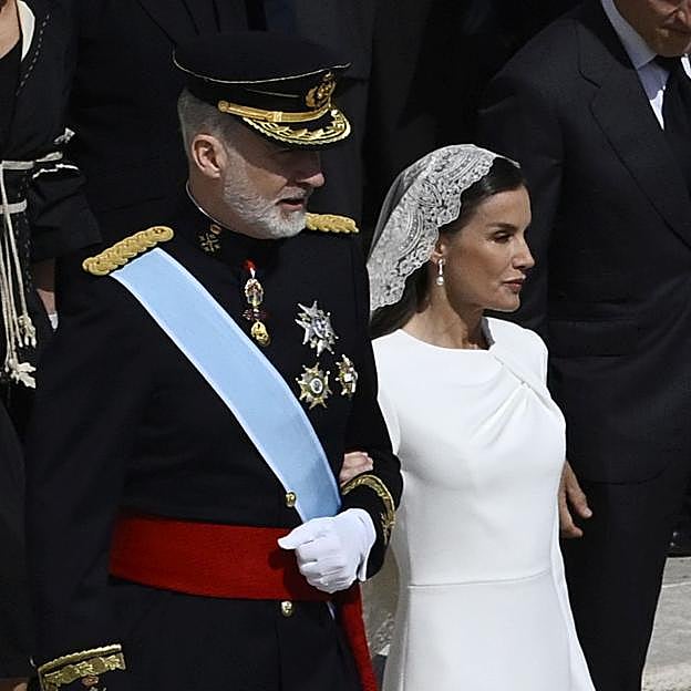 La reina Letizia ejerce su «privilegio de blanco» en la misa de inicio del pontificado del Papa León XIV: estrena vestido midi minimalista y se pone mantilla