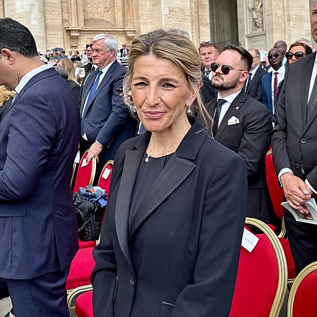 Yolanda Díaz con una chaqueta con solapas satinadas.