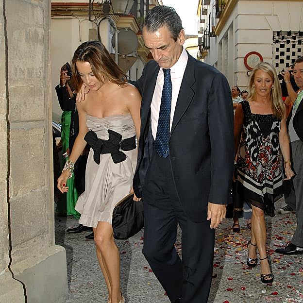 Mario Conde junto a su hija Alejandra en la boda de Andrea Zarraluqui y Javier Rubio, en 2008. 