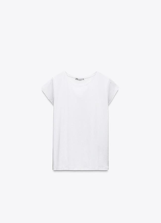 Imagen - Camiseta básica en blanco con manga caída de Zara (7,95 euros).