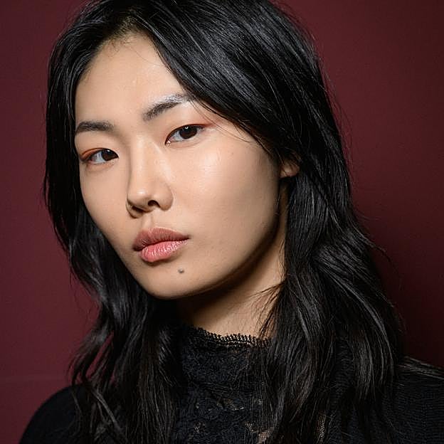 Para un bronceado natural necesitas exfoliar la piel: los exfoliantes faciales recomendados por expertos