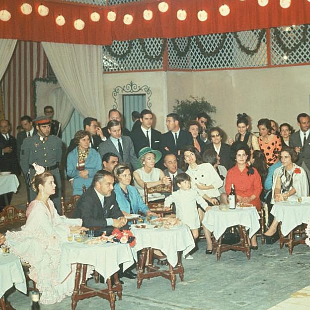 Grace de Mónaco y Jackie Kennedy junto a sus respectivos maridos, durante la Feria de Abril de 1966. 