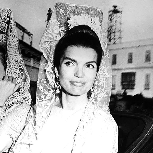Jackie Kennedy con peineta durante la Feria de Sevilla de 1966. 