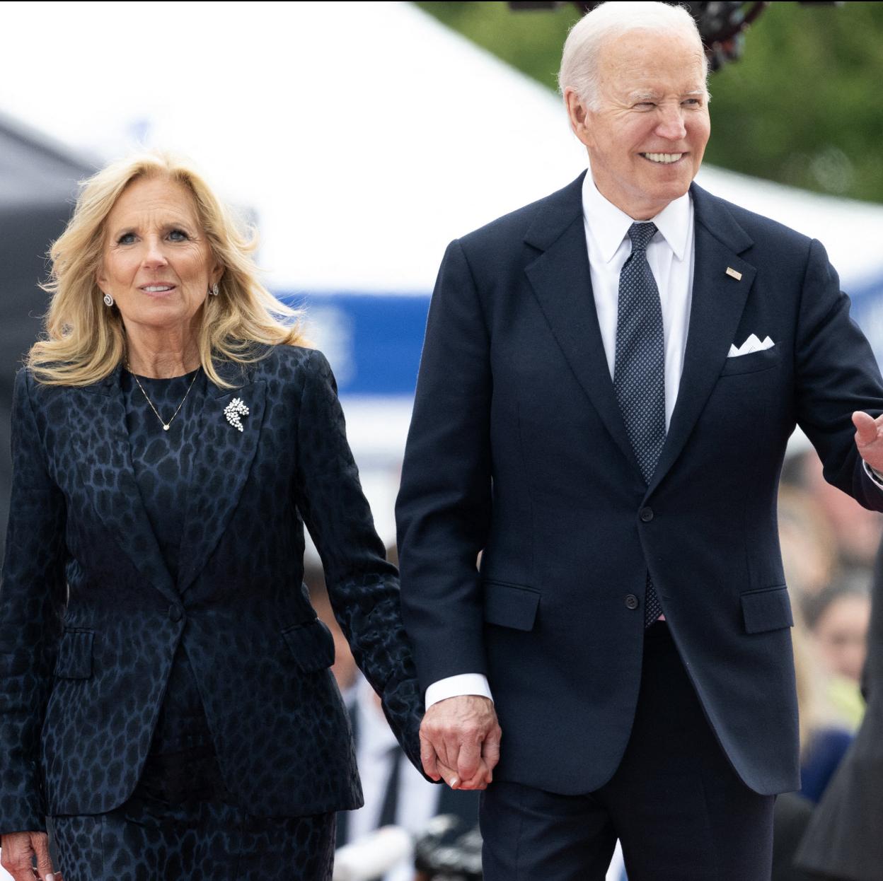 Preocupación por el estado de salud del expresidente Joe Biden, a quien vemos con su mujer. 