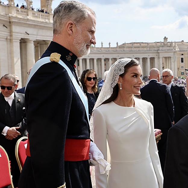 Reina blanca y reina negra en el Vaticano: Letizia y Máxima enseñan sus cartas en la misa inaugural del pontificado del papa León XIV