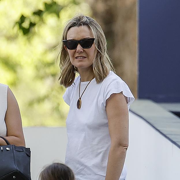 Esta camiseta blanca de manga caída es la favorita de Marta Ortega para el look básico y elegante del verano