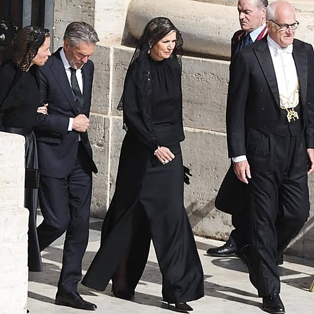 La reina Máxima, entrando en la plaza de San Pedro del Vaticano, en la que se celebró la misa de inauguración del pontificado de León XIV. 
