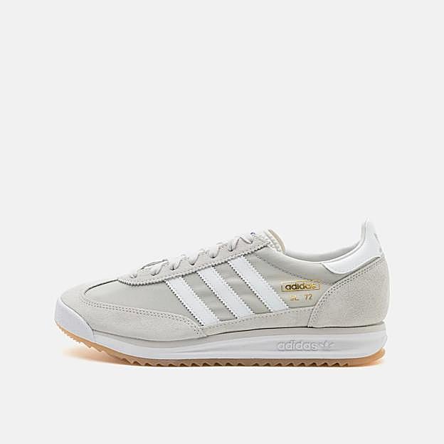 Zapatillas de color gris de Adidas.