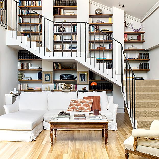 La escalera con la biblioteca familiar.
