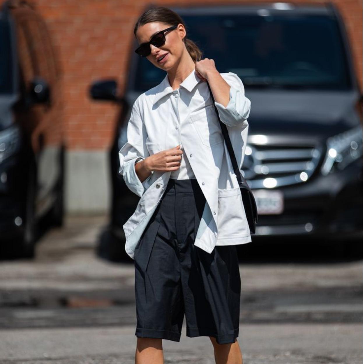 Influencer con look de bermudas de traje para la oficina