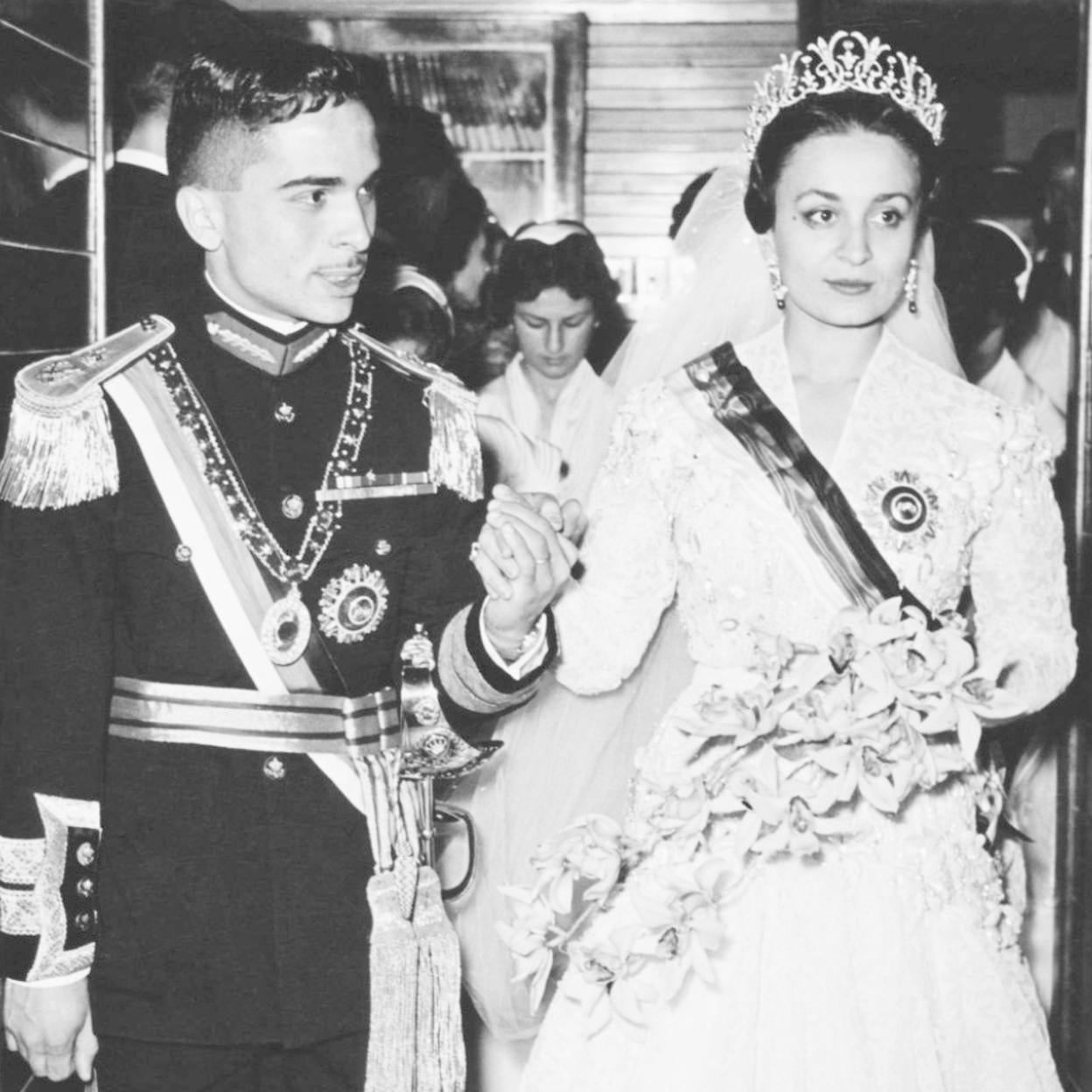 Hussein de Jordania y la princesa Dina Abdul-Hamid of Hejaz, el día de su boda. 