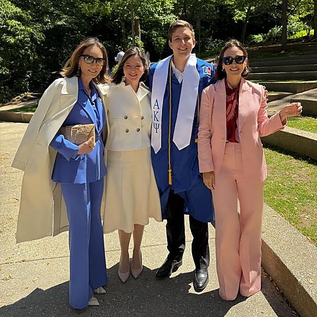 isabel Preysler, Chábeli Iglesias, Alex y Tamara Falcó en el acto de graduación.