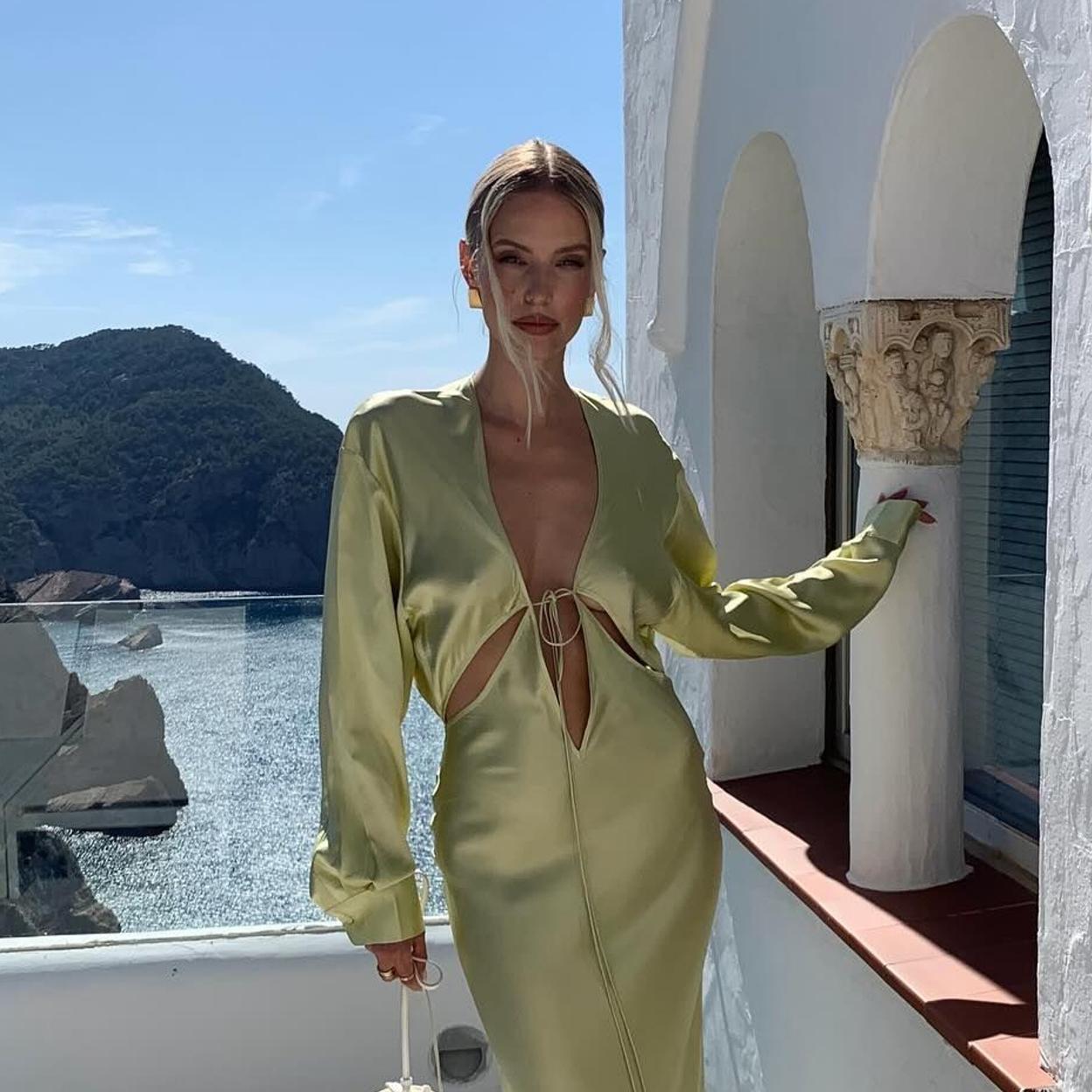 Look de invitada de Leonie Hanne.