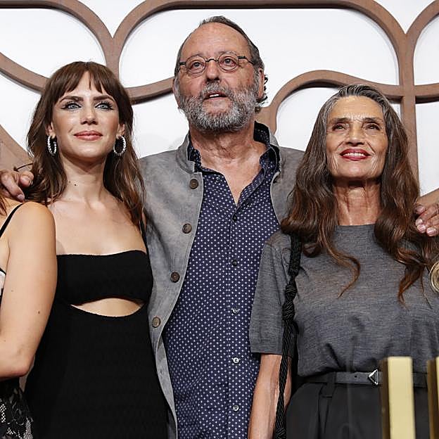Aura Garrido, Jean Reno y Ángela Molina en una imagen de la premiere de Un asunto privado, celebrada en septiembre de 2022.