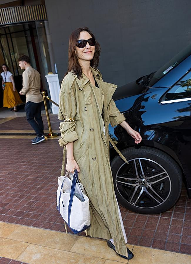 Imagen - Alexa Chung con gabardina efecto arrugado de Mango. Foto: Getty /Arnold Jeroki.