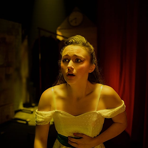 Lori (India Fowler) tendrá que huir del despiadado asesino para sobrevivir.