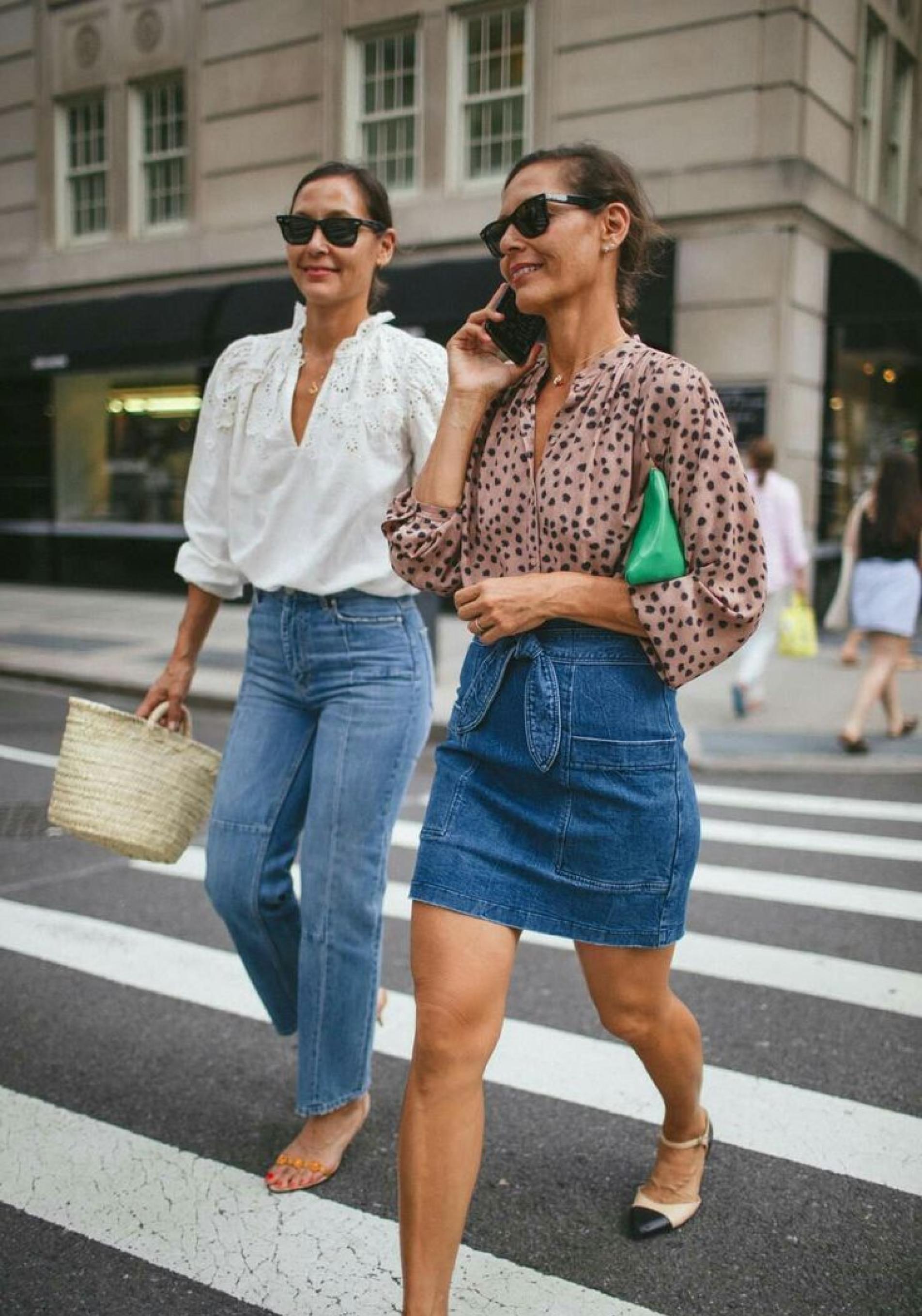 Influencers mayores de 50 con look de camisa y vaqueros