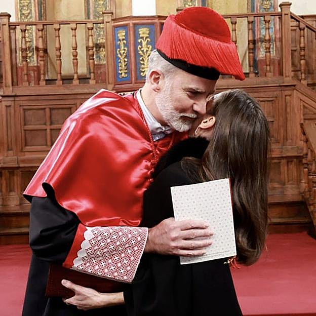 El abrazo que se dieron los reyes Felipe y Letizia en la concesión del Doctorado Honoris Causa al monarca. 