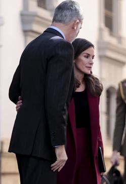 Imagen secundaria 2 - La visita de los reyes Felipe y Letizia al campo de exterminio de Mauthausen, donde contemplaron impactados uno de los hornos crematorios. Y el gesto de afecto de la reina, durante una visita a Valencia tras la tragedia de la Dana. 