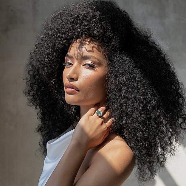 Cómo evitar el encrespamiento en verano si tienes el pelo muy rizado con la ayuda del método curly