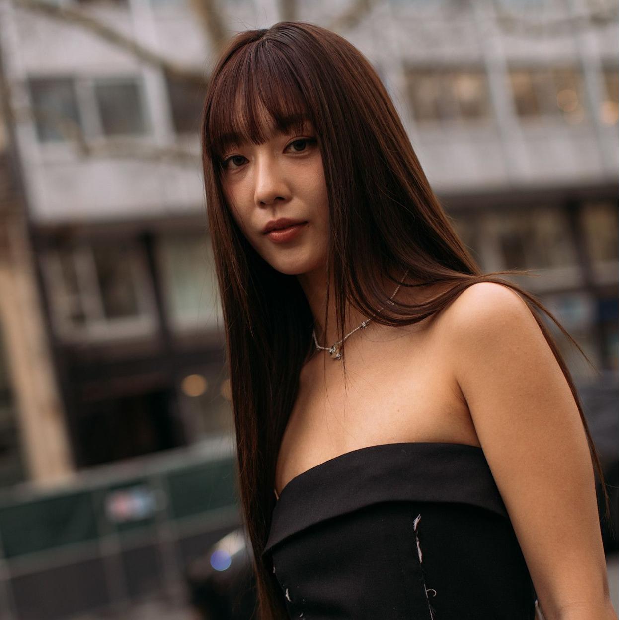 Modelo japonesa con pelo liso