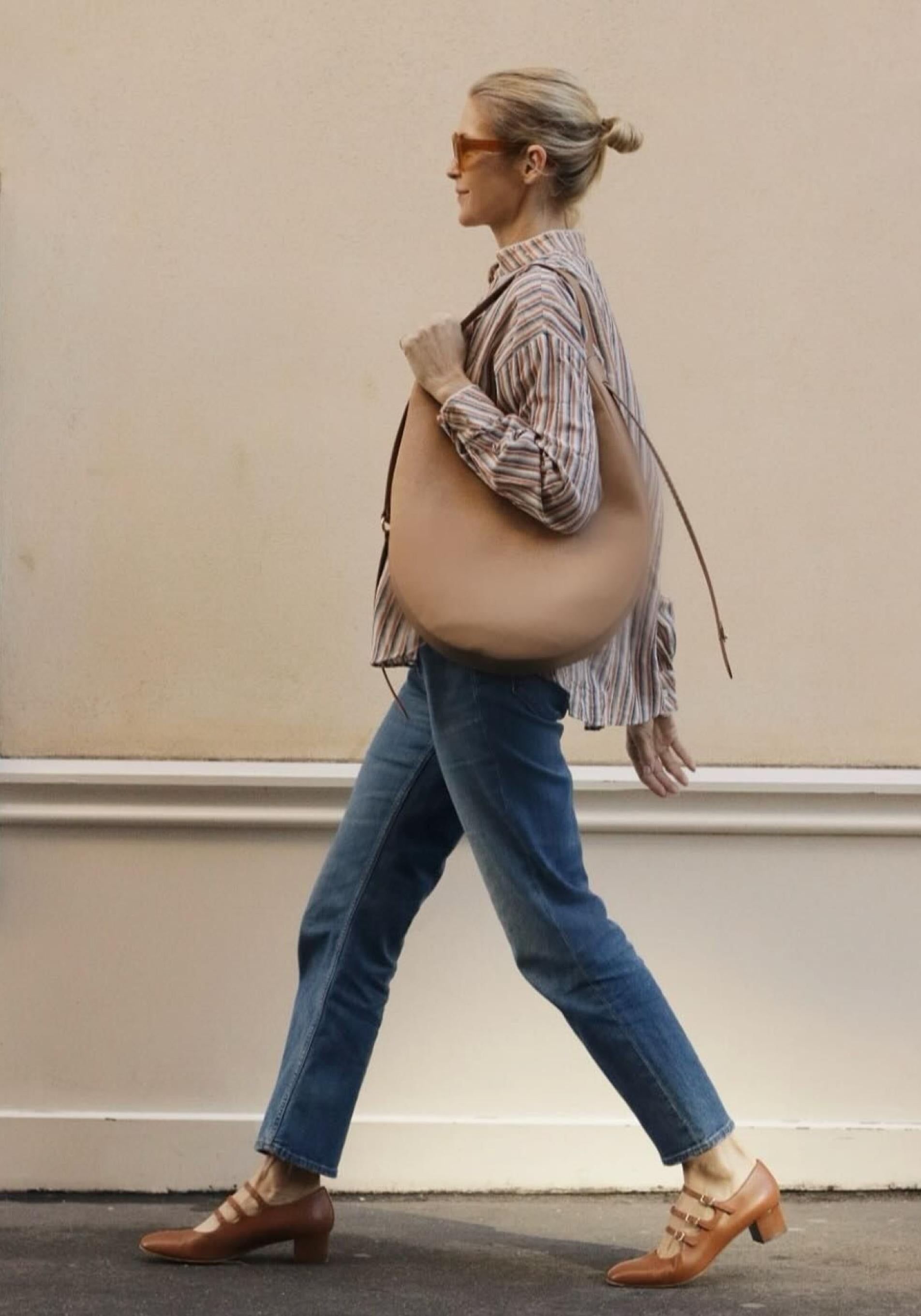 Kelly Rutherford con merceditas de tacón cómodo