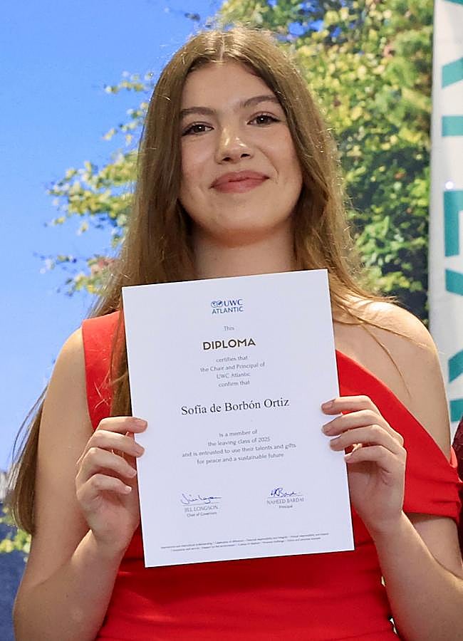 Imagen - La infanta Sofía con el diploma firmado por el director del centro, Naheed Bardai. Foto: Casa Real.