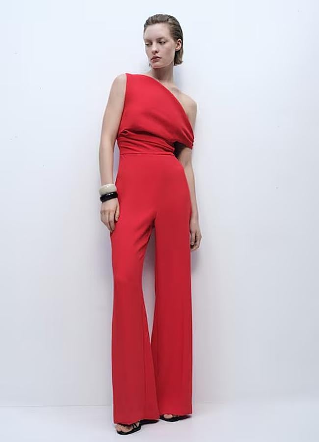 Imagen - Mono largo asimétrico drapeado de Mango. (49,95 euros).