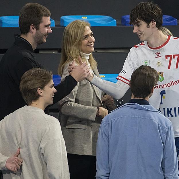La infanta Cristina con sus tres hijos, tras un partido del Granollers. 