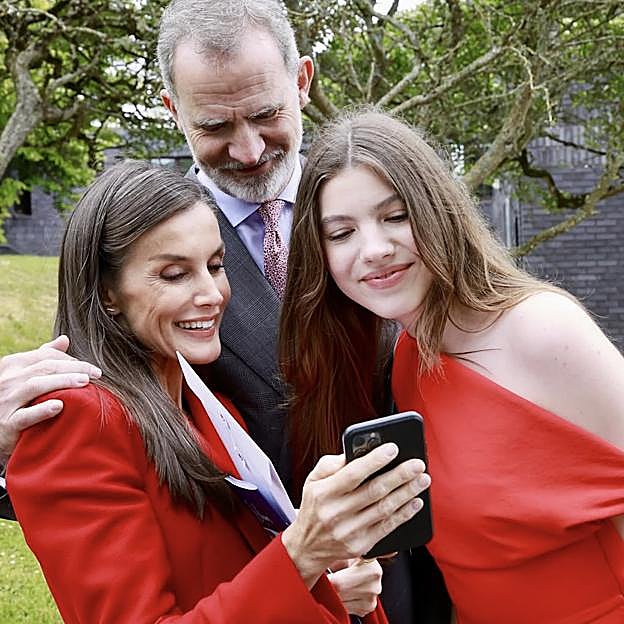 Sorpresas incómodas y errores extraños en la graduación de la infanta Sofía: el polémico traje de Letizia y la razón viral del vídeo sorpresa de Leonor